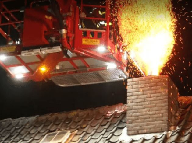 Brandweer blust schoorsteenbrand